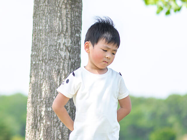 不機嫌な子供