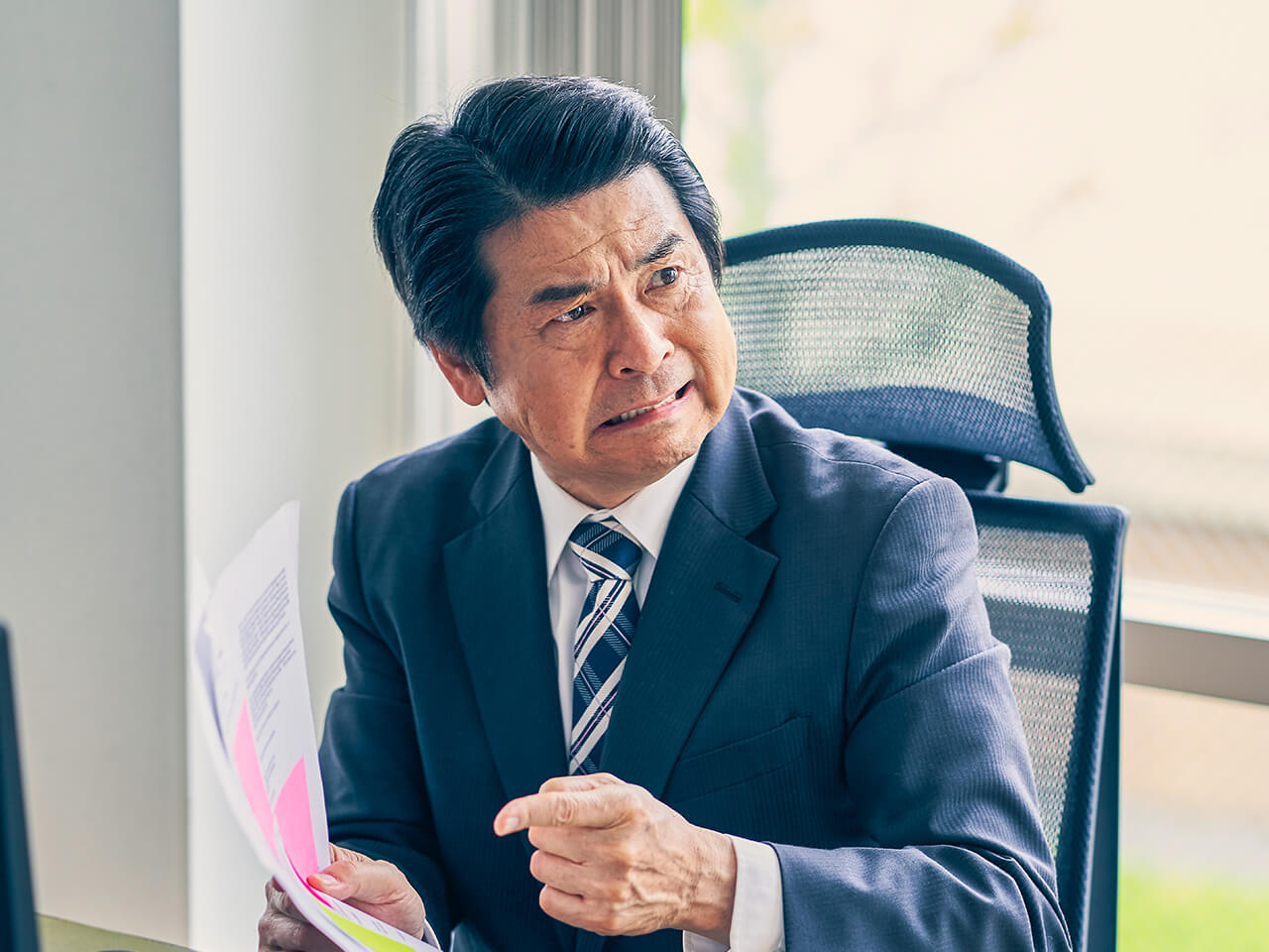 怒る